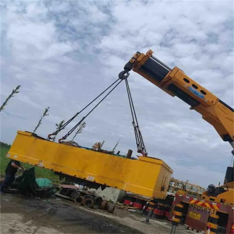 谷城吊运集装箱的吊车